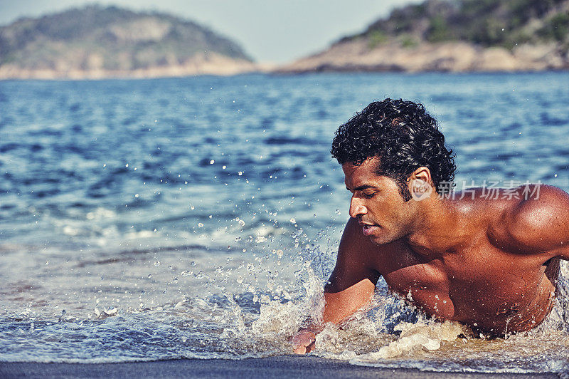 迷人的巴西男性在海滩里约热内卢de Janeiro